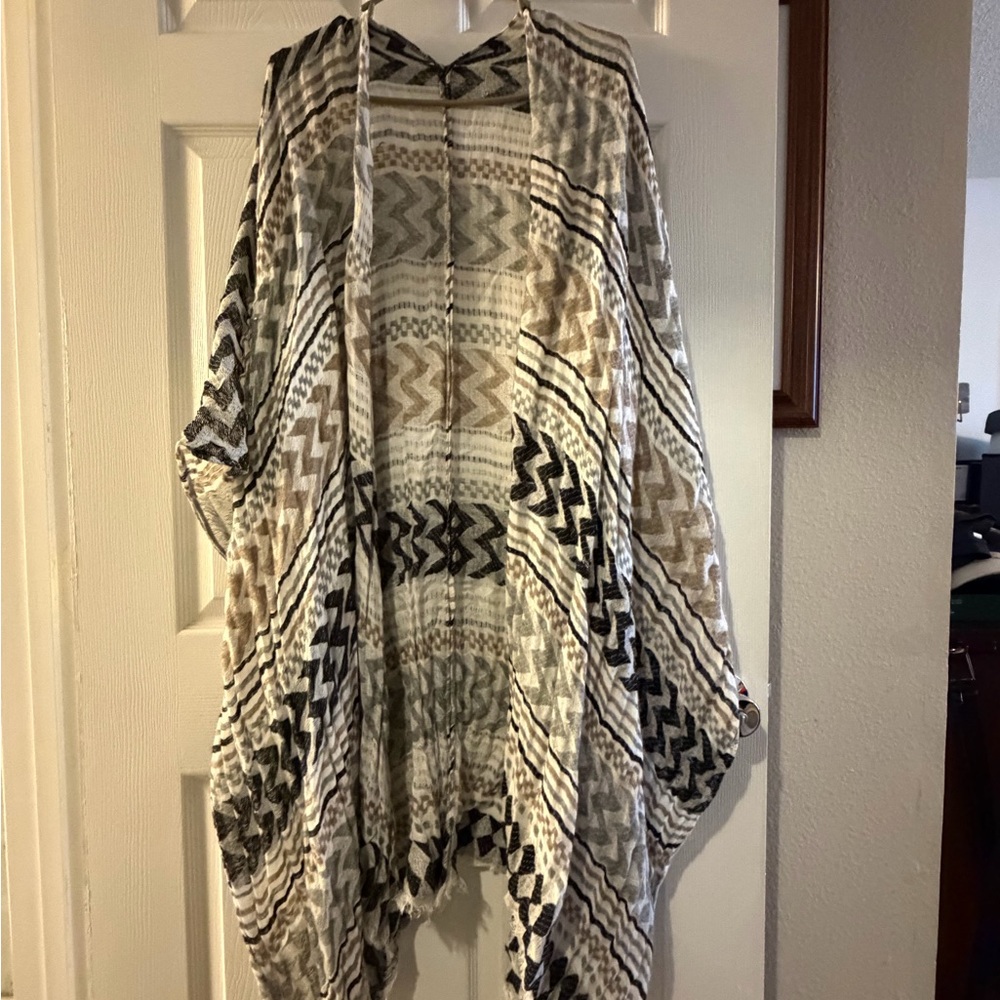 Chic Geometric Patterned Poncho